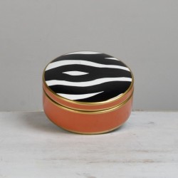 Photo produit, de la boite ronde avec le couvercle en motif zèbre et la boite en couleur uni orange