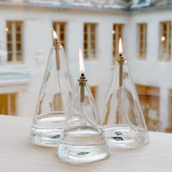 Photo d'ambiance des lampes à huile en forme de cône