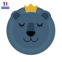 Photo produit d'un set de table en vinyle pour enfant représentant une tête de lion bleu avec une couronne jaune