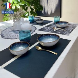 Photo d'ambiance du set de table représentant 3 bandes de couleurs de différentes tailles, une noire, une blanche et une bleu