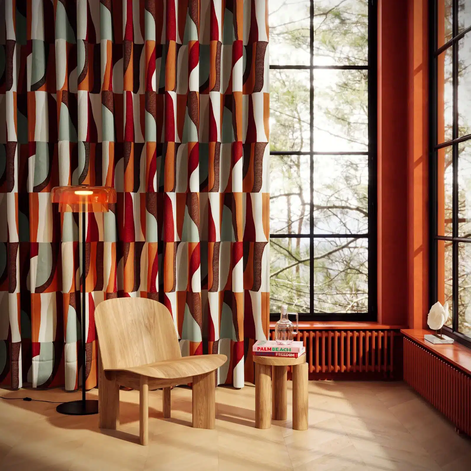 Tissu Caribou Zimmer + Rohde, broderie haut de gamme au motif allover coloré, design inspiré des années 70 avec teintes modernes et éclatantes.
