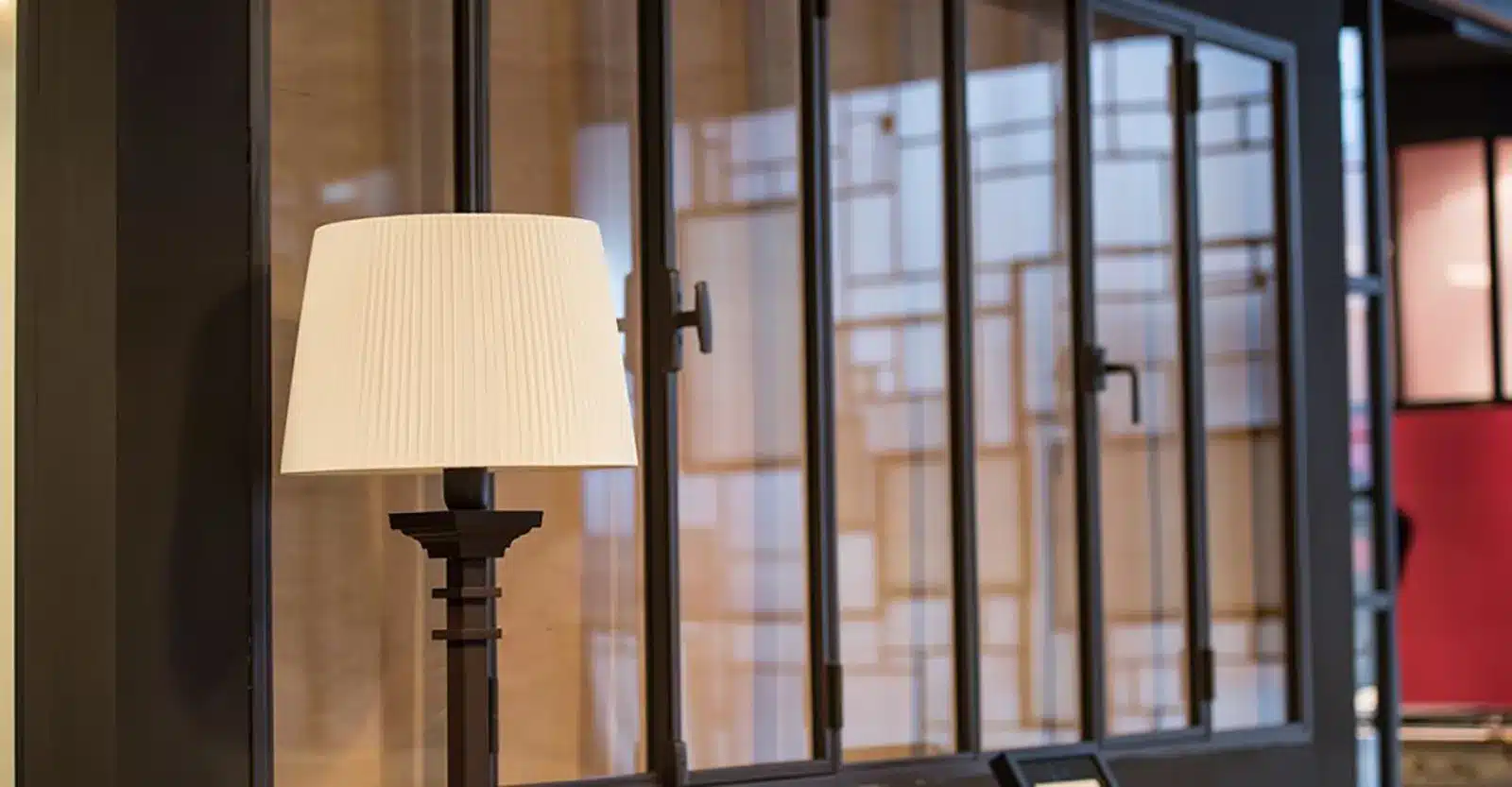 Verrière avec ouvrant en acier, design sur mesure par Laruche Paris