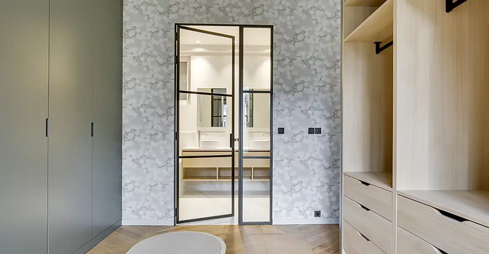 Porte intérieure style orangerie en acier, verrière sur mesure signée Laruche Paris
